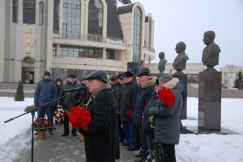 На Аллее Славы знаменитых оружейников г. Тулы музея оружия торжественно открыт бюст Евгения Николаевича Сабинина Тульский Государственный Музей Оружия