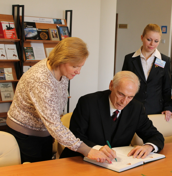 «Есть такая профессия – Родину защищать!» В.С. Лановой в Тульском музее оружия Тульский Государственный Музей Оружия