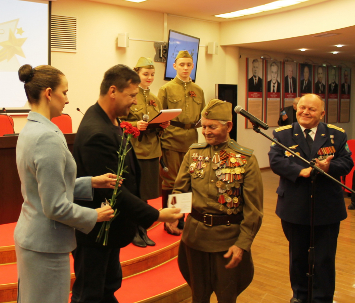 «Спасибо тебе, солдат!». В музее оружия авторы военно-патриотических публикаций… Тульский Государственный Музей Оружия