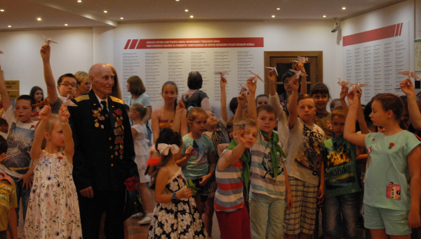 В музее прошли патриотические акции «Красная гвоздика» и «Белые журавли», посвященные Дню Памяти и Скорби Тульский Государственный Музей Оружия