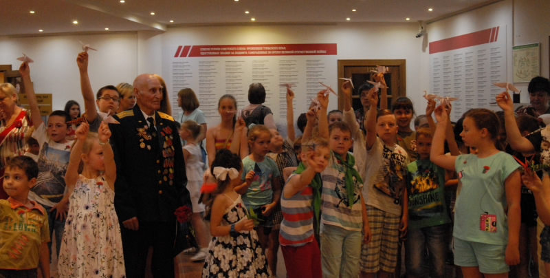 В музее прошли патриотические акции «Красная гвоздика» и «Белые журавли», посвященные Дню Памяти и Скорби Тульский Государственный Музей Оружия