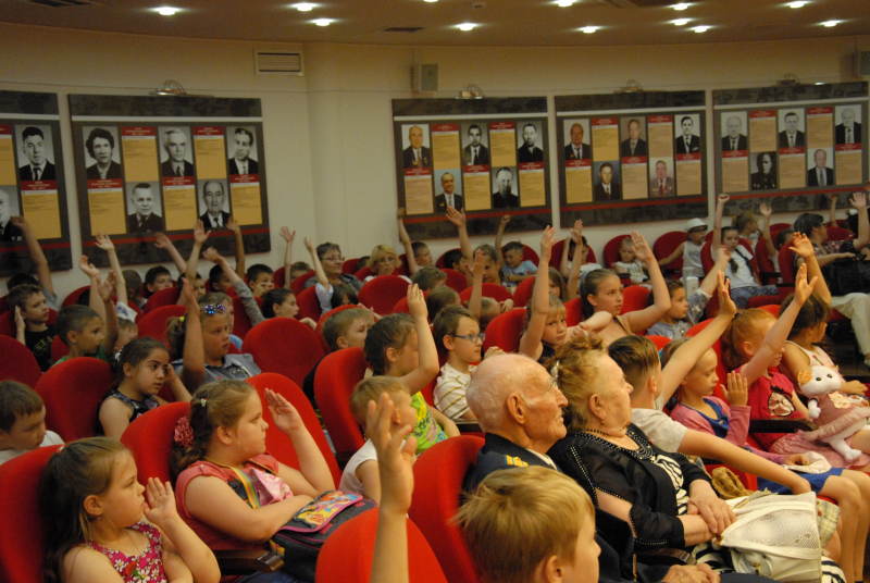 В музее прошли патриотические акции «Красная гвоздика» и «Белые журавли», посвященные Дню Памяти и Скорби Тульский Государственный Музей Оружия