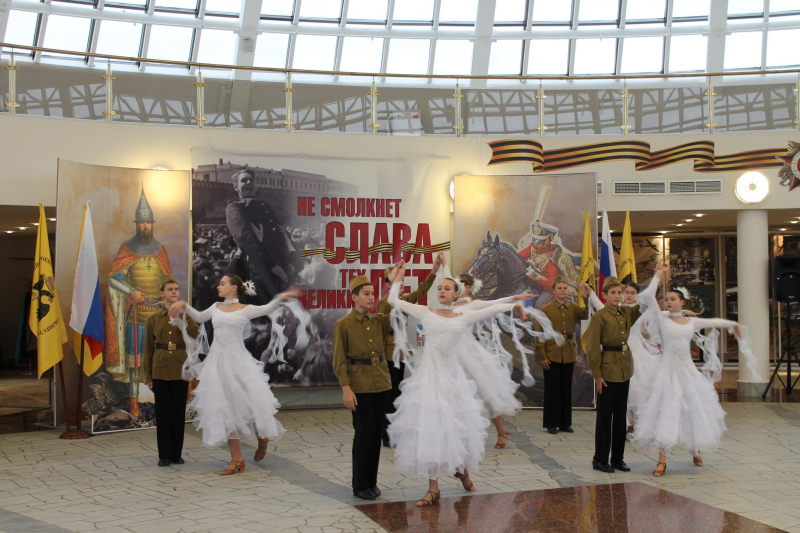 Директор Росвоенцентра, контр-адмирал В.В. Фетисов вручил музею оружия почетные награды Тульский Государственный Музей Оружия