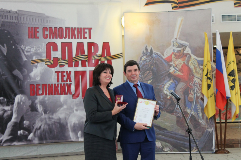 Директор Росвоенцентра, контр-адмирал В.В. Фетисов вручил музею оружия почетные награды Тульский Государственный Музей Оружия
