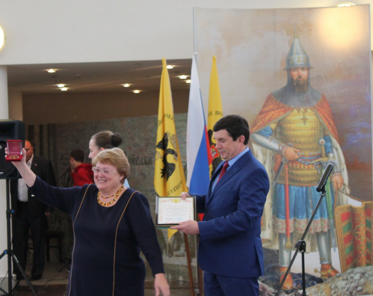 Директор Росвоенцентра, контр-адмирал В.В. Фетисов вручил музею оружия почетные награды Тульский Государственный Музей Оружия