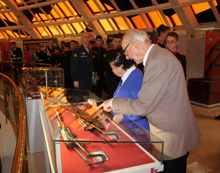 Выставка «Мир Калашникова» к 100-летию легендарного российского конструктора – оружейника открыта в Тульском музее оружия! Тульский Государственный Музей Оружия