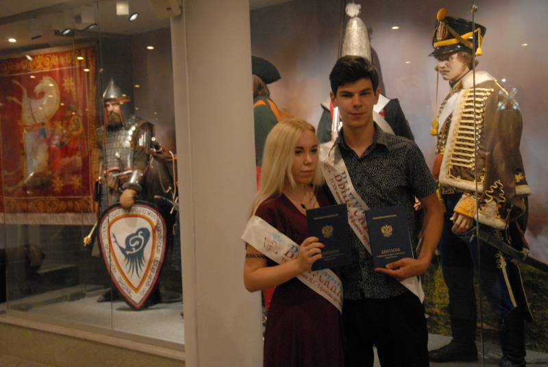 В Тульском музее оружия выпускникам торжественно вручили дипломы о профессиональном образовании Тульский Государственный Музей Оружия