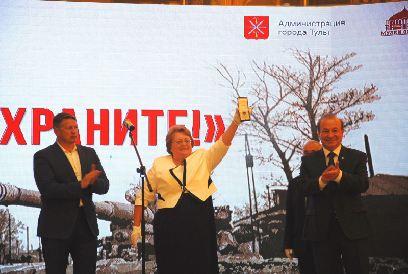 В музее оружия состоялось важнейшее историческое событие - музей получил на хранение священные реликвии города-героя Тулы: знамя города-героя Тулы, медаль «Золотая Звезда», орден Ленина и цен Тульский Государственный Музей Оружия