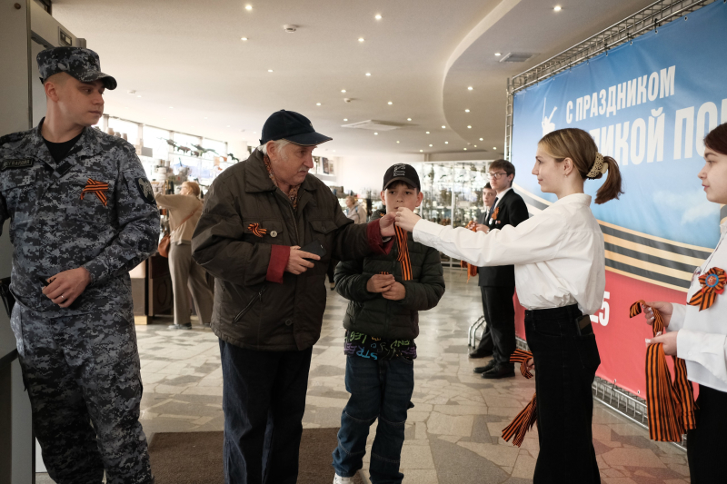 В День Победы первые посетители музея стали участниками Всероссийской патриотической акции «Георгиевская ленточка» в знак памяти о героях Великой Отечественной войны Тульский Государственный Музей Оружия