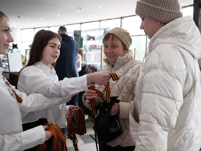 В День Победы первые посетители музея стали участниками Всероссийской патриотической акции «Георгиевская ленточка» в знак памяти о героях Великой Отечественной войны Тульский Государственный Музей Оружия