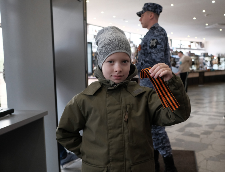 В День Победы первые посетители музея стали участниками Всероссийской патриотической акции «Георгиевская ленточка» в знак памяти о героях Великой Отечественной войны Тульский Государственный Музей Оружия