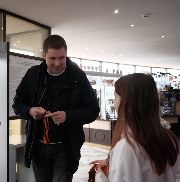 В День Победы первые посетители музея стали участниками Всероссийской патриотической акции «Георгиевская ленточка» в знак памяти о героях Великой Отечественной войны Тульский Государственный Музей Оружия