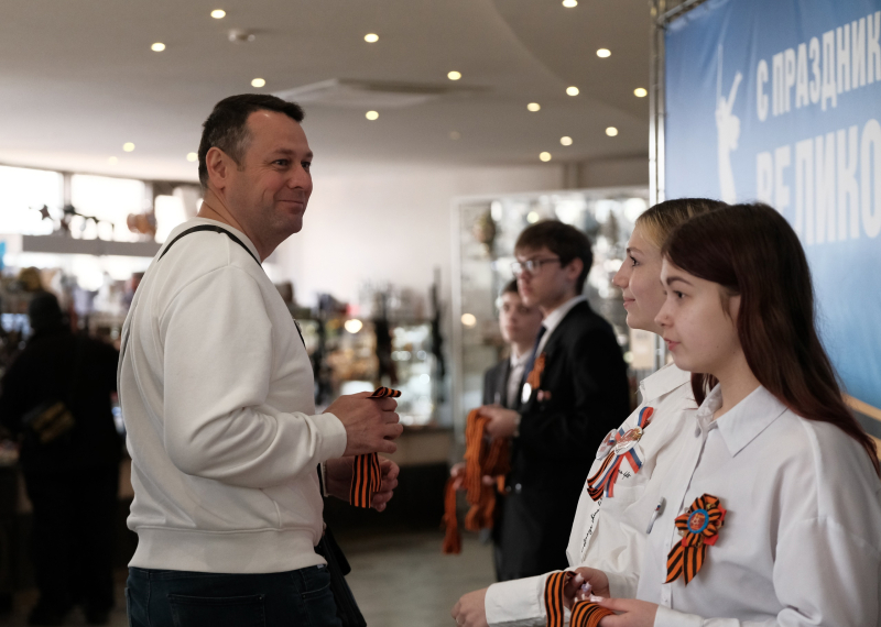 В День Победы первые посетители музея стали участниками Всероссийской патриотической акции «Георгиевская ленточка» в знак памяти о героях Великой Отечественной войны Тульский Государственный Музей Оружия