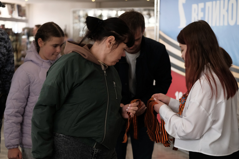 В День Победы первые посетители музея стали участниками Всероссийской патриотической акции «Георгиевская ленточка» в знак памяти о героях Великой Отечественной войны Тульский Государственный Музей Оружия