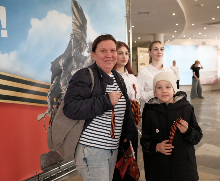 В День Победы первые посетители музея стали участниками Всероссийской патриотической акции «Георгиевская ленточка» в знак памяти о героях Великой Отечественной войны Тульский Государственный Музей Оружия