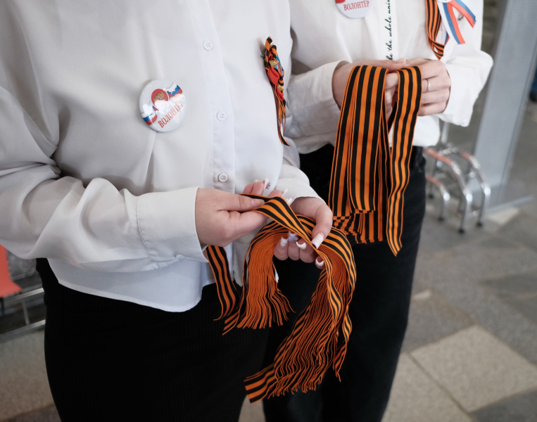 В День Победы первые посетители музея стали участниками Всероссийской патриотической акции «Георгиевская ленточка» в знак памяти о героях Великой Отечественной войны Тульский Государственный Музей Оружия