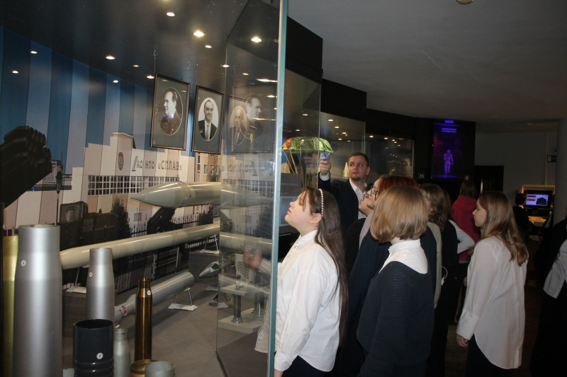 В музее оружия выставку «На защите Родины», посвященную 85-летию Николая Александровича Макаровца, активно посещают ученики Центра образования № 23, который носит имя этого выдающегося тульск Тульский Государственный Музей Оружия