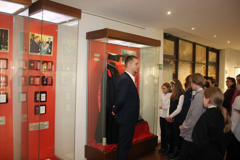 В музее оружия выставку «На защите Родины», посвященную 85-летию Николая Александровича Макаровца, активно посещают ученики Центра образования № 23, который носит имя этого выдающегося тульск Тульский Государственный Музей Оружия