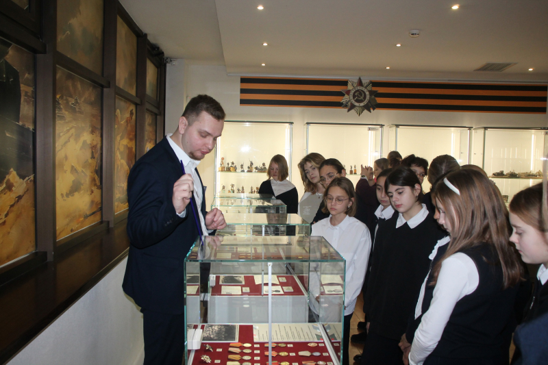 В музее оружия выставку «На защите Родины», посвященную 85-летию Николая Александровича Макаровца, активно посещают ученики Центра образования № 23, который носит имя этого выдающегося тульск Тульский Государственный Музей Оружия