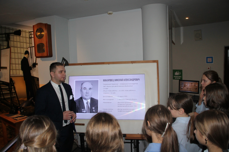 В музее оружия выставку «На защите Родины», посвященную 85-летию Николая Александровича Макаровца, активно посещают ученики Центра образования № 23, который носит имя этого выдающегося тульск Тульский Государственный Музей Оружия