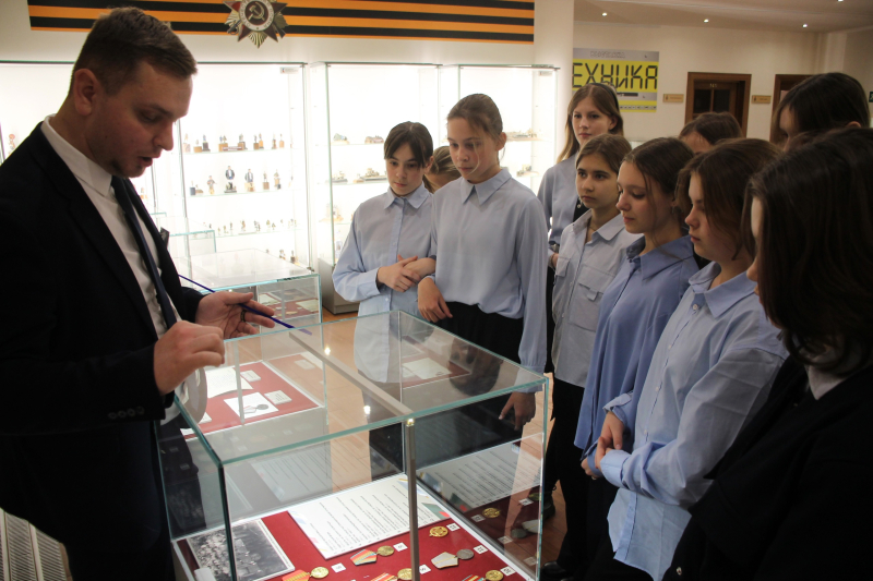 В музее оружия выставку «На защите Родины», посвященную 85-летию Николая Александровича Макаровца, активно посещают ученики Центра образования № 23, который носит имя этого выдающегося тульск Тульский Государственный Музей Оружия