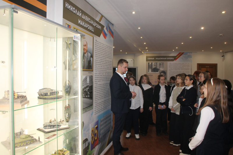 В музее оружия выставку «На защите Родины», посвященную 85-летию Николая Александровича Макаровца, активно посещают ученики Центра образования № 23, который носит имя этого выдающегося тульск Тульский Государственный Музей Оружия