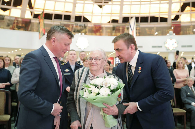 Губернатор Тульской области А.Г. Дюмин и гендиректор ООО «Газпром межрегионгаз» С.В. Густов вручили медали «75 лет Победы в Великой Отечественной войне» Тульский Государственный Музей Оружия