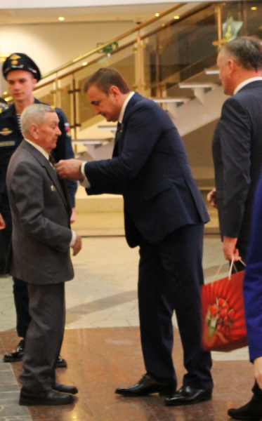 Губернатор Тульской области А.Г. Дюмин и гендиректор ООО «Газпром межрегионгаз» С.В. Густов вручили медали «75 лет Победы в Великой Отечественной войне» Тульский Государственный Музей Оружия