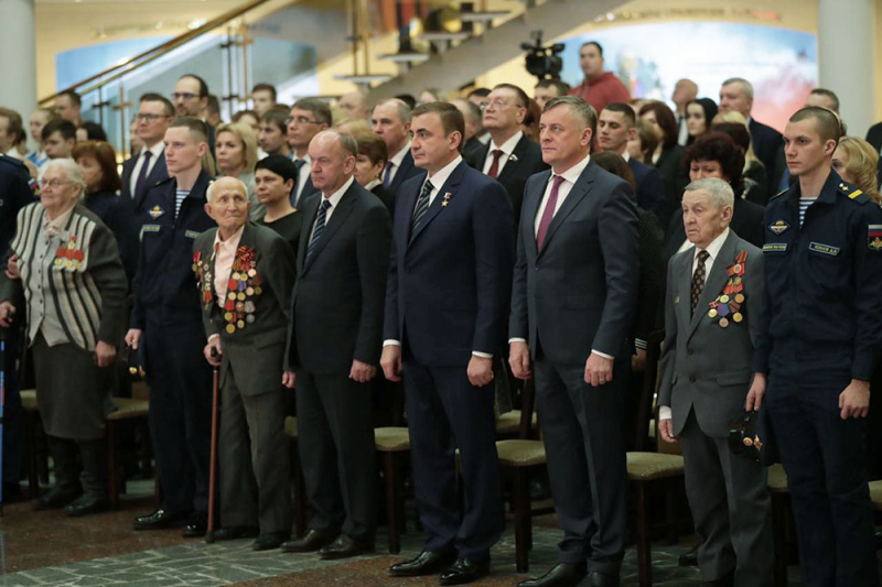 Губернатор Тульской области А.Г. Дюмин и гендиректор ООО «Газпром межрегионгаз» С.В. Густов вручили медали «75 лет Победы в Великой Отечественной войне» Тульский Государственный Музей Оружия