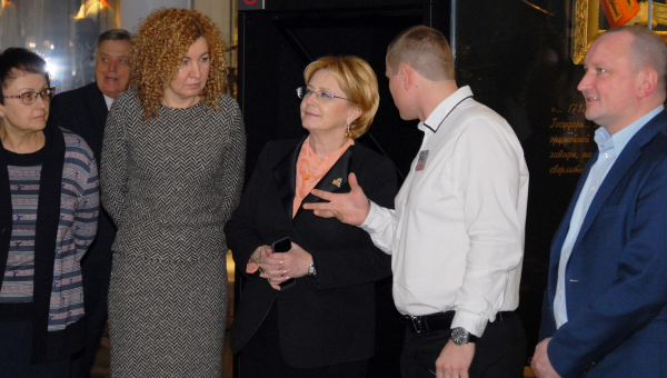 Министр здравоохранения РФ В.И. Скворцова познакомилась с ультрасовременной экспозицией Тульского музея оружия. Тульский Государственный Музей Оружия