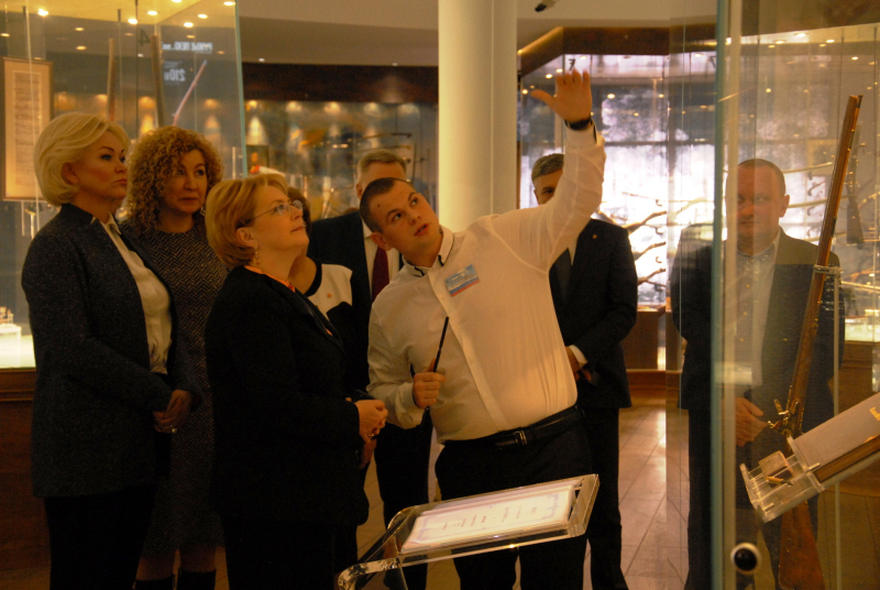 Министр здравоохранения РФ В.И. Скворцова познакомилась с ультрасовременной экспозицией Тульского музея оружия. Тульский Государственный Музей Оружия