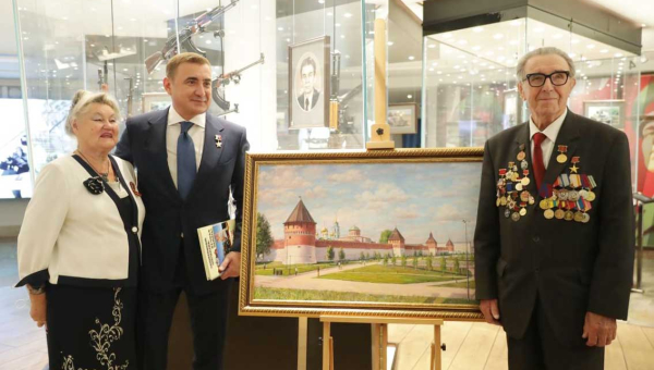 Сегодня Губернатор Тульской области А.Г. Дюмин познакомился с работами художника-гравера Ивана Васильевича Щербино, представленными в Тульском музее оружия Тульский Государственный Музей Оружия