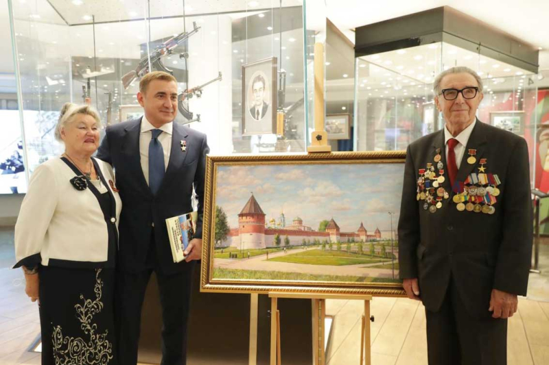 Сегодня Губернатор Тульской области А.Г. Дюмин познакомился с работами художника-гравера Ивана Васильевича Щербино, представленными в Тульском музее оружия Тульский Государственный Музей Оружия