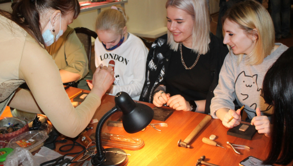 «Ночь музеев» в Тульском музее оружия: гости музея осваивают технологии искусства украшения оружия. Тульский Государственный Музей Оружия