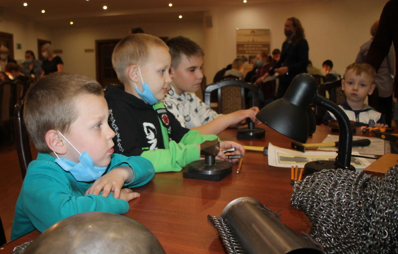 «Ночь музеев» в Тульском музее оружия: гости музея осваивают технологии искусства украшения оружия. Тульский Государственный Музей Оружия