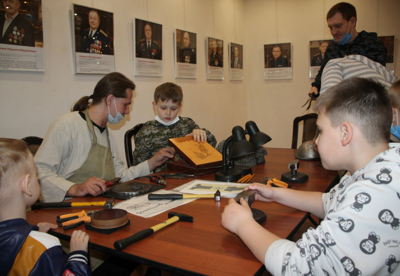 «Ночь музеев» в Тульском музее оружия: гости музея осваивают технологии искусства украшения оружия. Тульский Государственный Музей Оружия