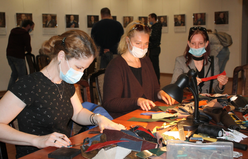 «Ночь музеев» в Тульском музее оружия: гости музея осваивают технологии искусства украшения оружия. Тульский Государственный Музей Оружия