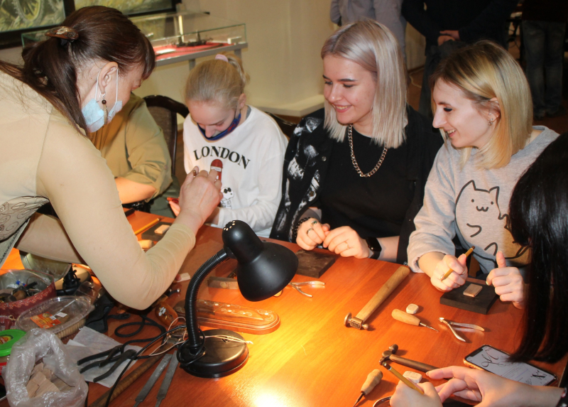 «Ночь музеев» в Тульском музее оружия: гости музея осваивают технологии искусства украшения оружия. Тульский Государственный Музей Оружия
