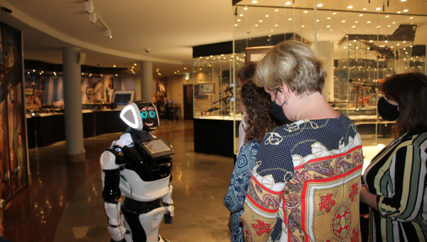 Экскурсоводом в Тульском музее оружия стал робот, разработанный в России Тульский Государственный Музей Оружия