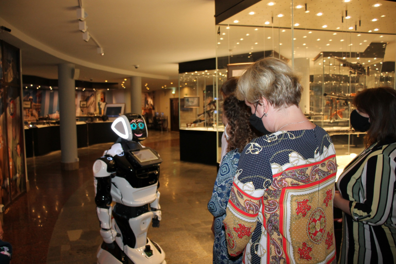 Экскурсоводом в Тульском музее оружия стал робот, разработанный в России Тульский Государственный Музей Оружия