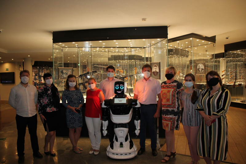 Экскурсоводом в Тульском музее оружия стал робот, разработанный в России Тульский Государственный Музей Оружия