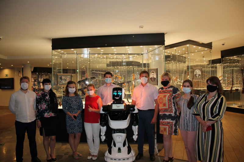 Экскурсоводом в Тульском музее оружия стал робот, разработанный в России Тульский Государственный Музей Оружия