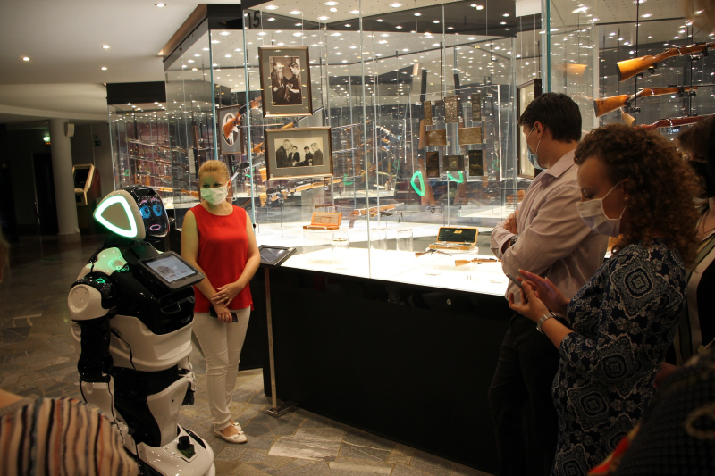 Экскурсоводом в Тульском музее оружия стал робот, разработанный в России Тульский Государственный Музей Оружия