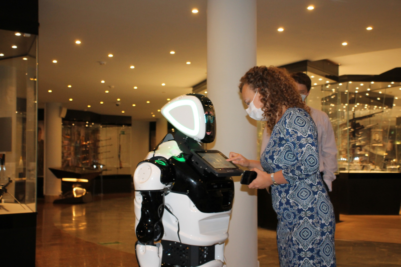 Экскурсоводом в Тульском музее оружия стал робот, разработанный в России Тульский Государственный Музей Оружия