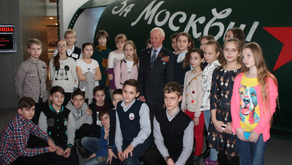 Встреча с боевым летчиком Великой Отечественной войны в фюзеляже самолета на выставке «Война и мифы» в музее оружия Тульский Государственный Музей Оружия