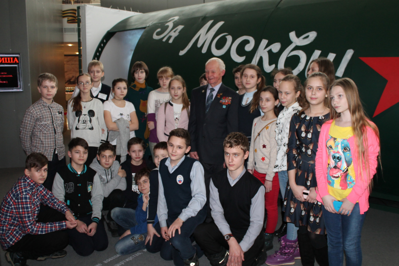 Встреча с боевым летчиком Великой Отечественной войны в фюзеляже самолета на выставке «Война и мифы» в музее оружия Тульский Государственный Музей Оружия