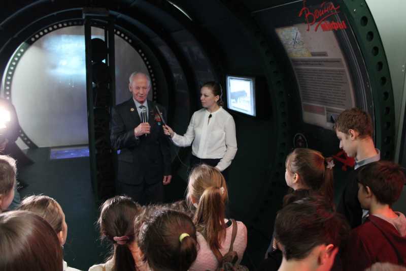 Встреча с боевым летчиком Великой Отечественной войны в фюзеляже самолета на выставке «Война и мифы» в музее оружия Тульский Государственный Музей Оружия