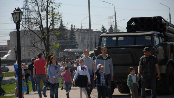 Праздничное майское утро в торжественном здании-шлеме Тульского музея оружия. Тульский Государственный Музей Оружия
