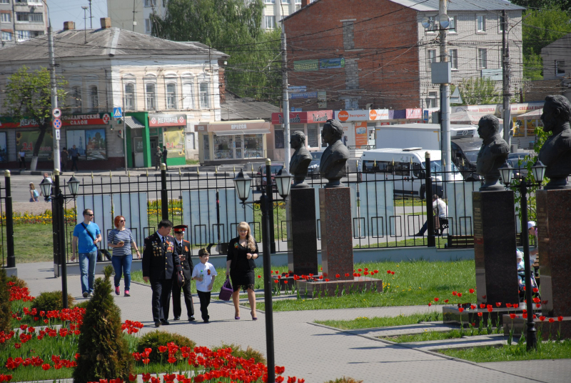 Праздничное майское утро в торжественном здании-шлеме Тульского музея оружия. Тульский Государственный Музей Оружия