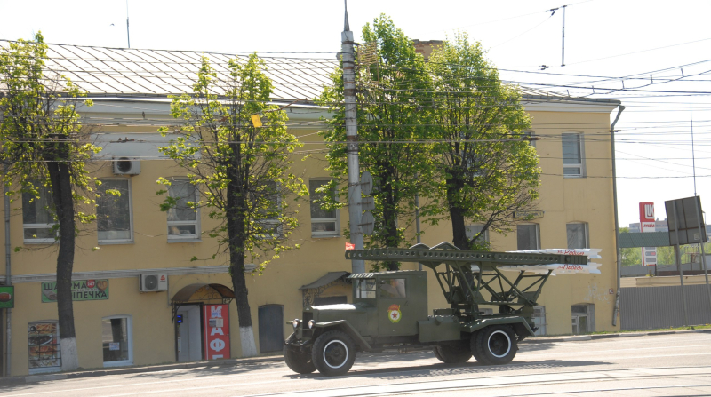 Праздничное майское утро в торжественном здании-шлеме Тульского музея оружия. Тульский Государственный Музей Оружия